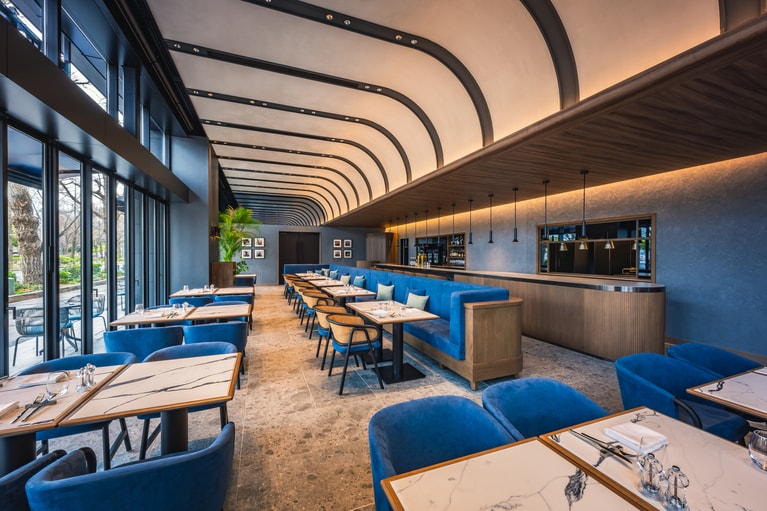 レストラン「Anchor Grill Yokohama」の店内。屋外テラス席ではペット同伴も可能。