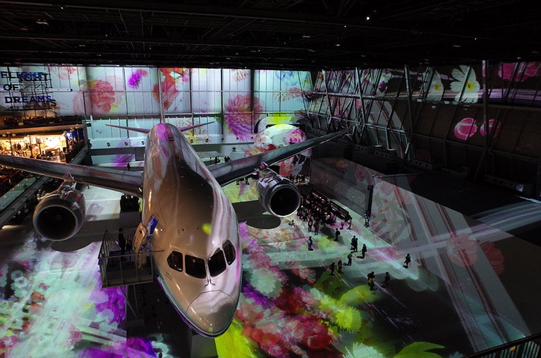 チームラボが制作したプロジェクションマッピングのショーは4階のデッキから眺める。1階にいる人が米粒のようだ。