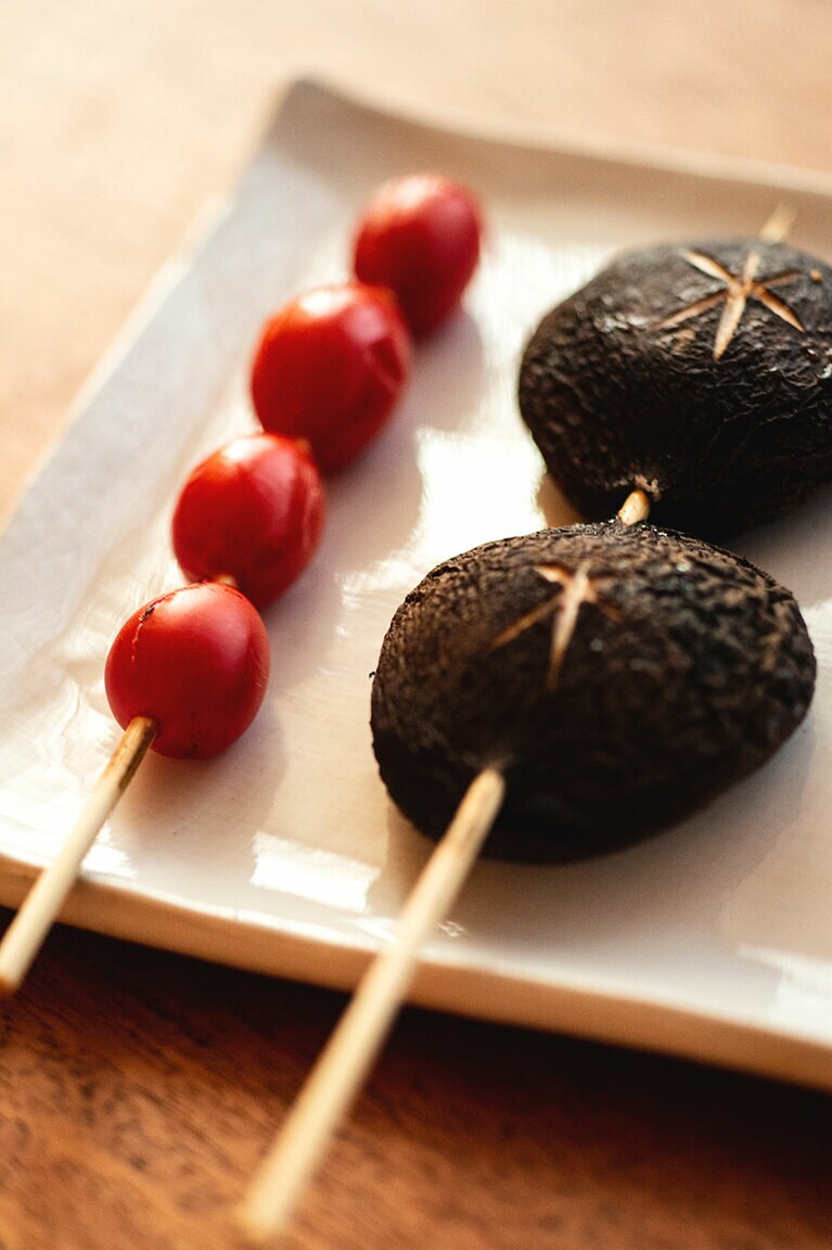 12品 5,950円(税込)のヘルシーコースより、ミニトマトと椎茸。ほかに、ささみ、もも肉、肝、砂肝、葱巻、軟骨、団子、特製鶏スープ、もろきゅう、有機無農薬野菜。