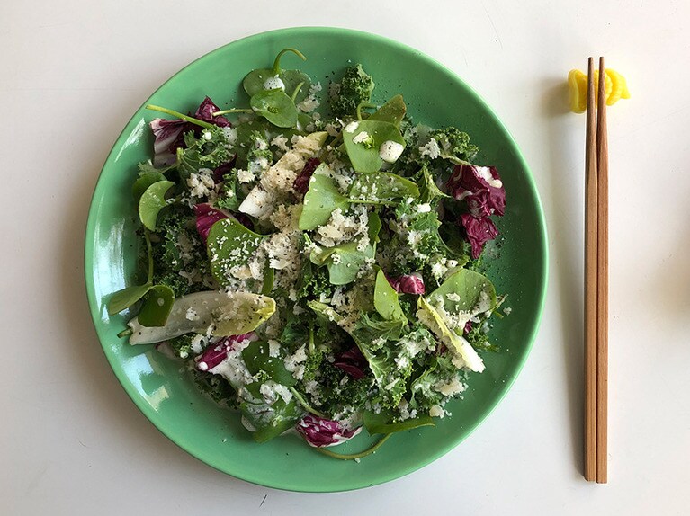 【春の苦い葉っぱのサラダ、卵とパルミジャーノのドレッシング 】