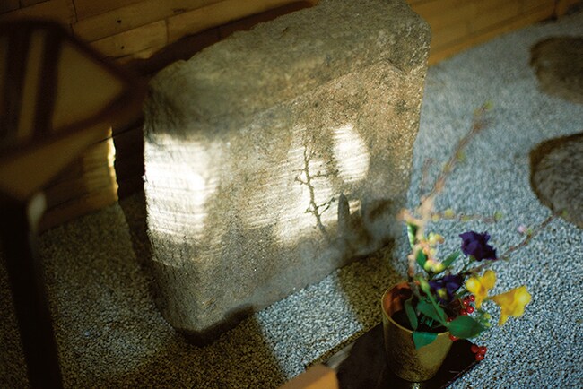 【旅館すぎもと】食堂へ続く秘密の地下通路にも粋な設えが。Photo: Masahiro Sanbe