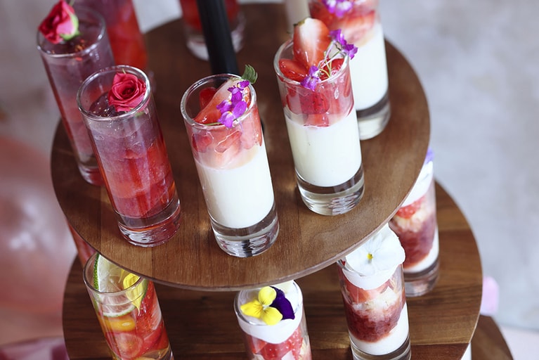 スイーツメニューの一例。シグネチャーアイテムのグラススイーツの数々。