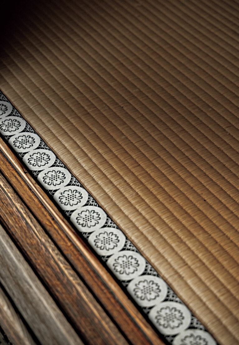 隅々まで清掃が行き届いている方丈内部。修行の場として長年使い込まれてきたからこそ発せられる鈍い輝きがある。