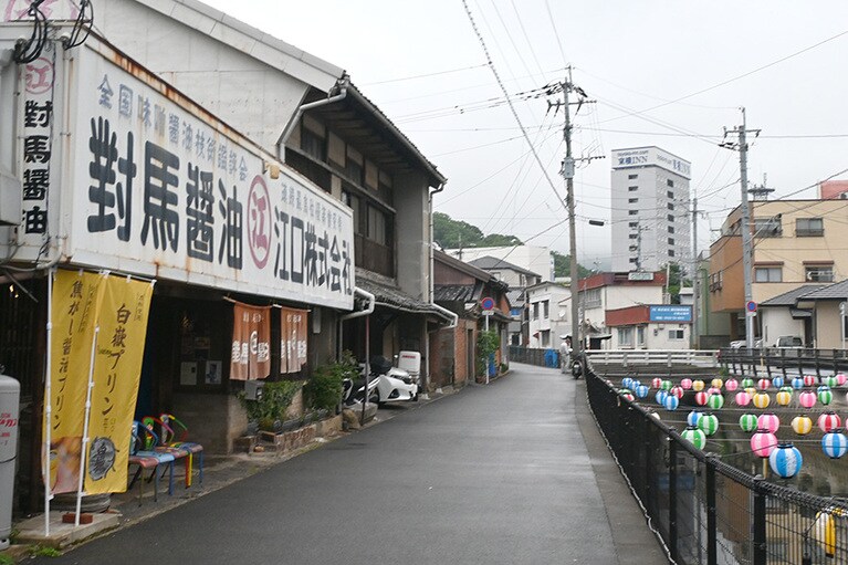 川沿いにあるつしま総本舗。表通りから一本入ったエリアの散策が面白い。