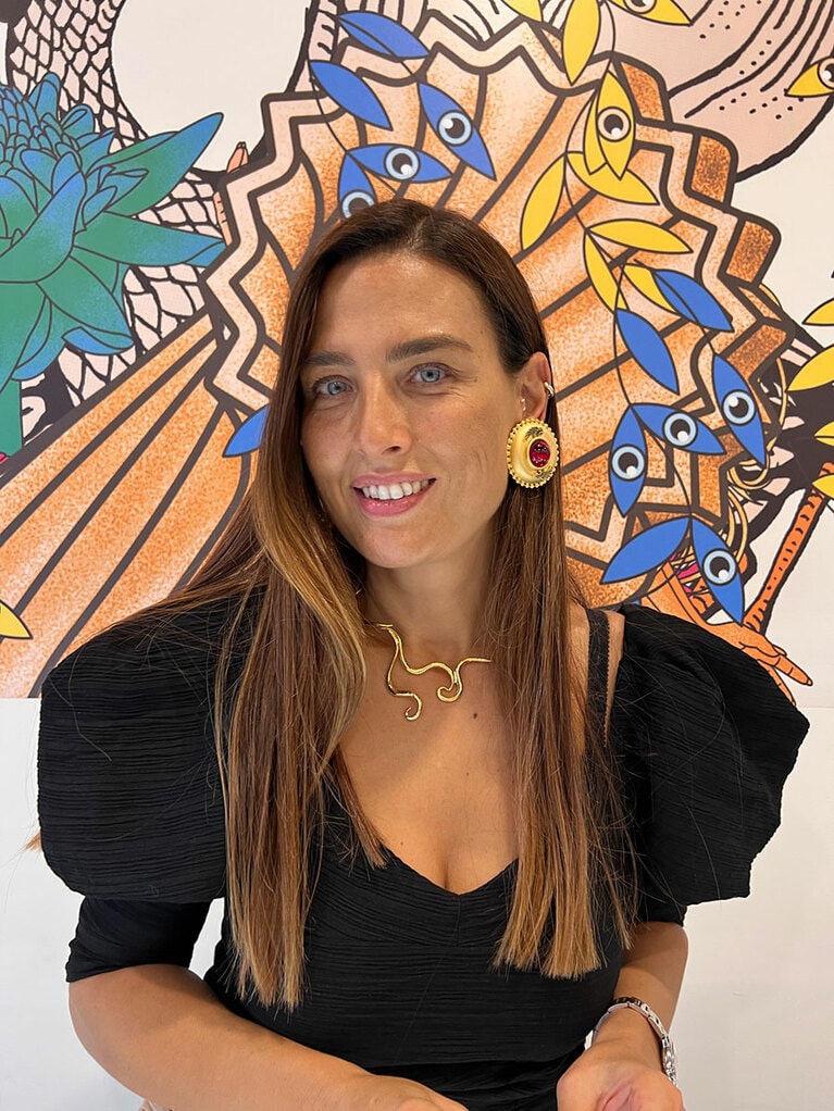 デザイナーのイペッキ・エルベイさんが付けているのは、女優のグレタ・ガルボをイメージしたというピアス。