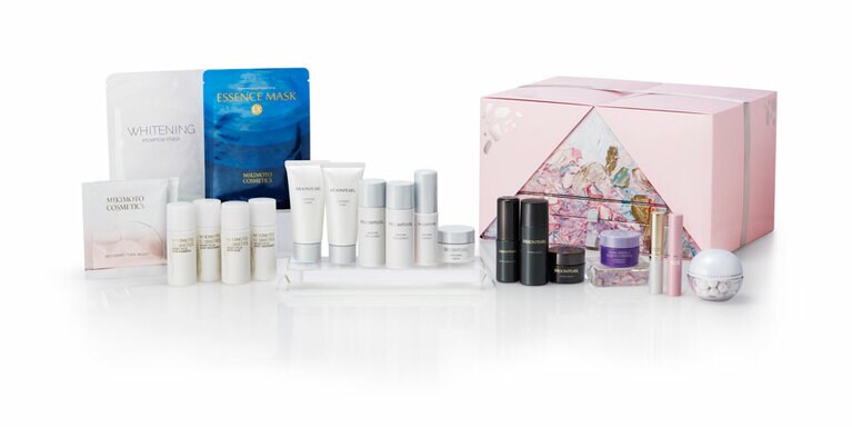 ホリデーギフトセット 28,600円。セット内容：ムーンパール クレンジングクリーム 30g、同 クレンジング フォーム 30g、同 モイスチャーリッチ ローション Ⅰ 30ml、同 モイスチャーリッチ ローション Ⅱ 30ml、同 リカバーエッセンス 11ml、同 バイタライジングクリーム 8g、同 エクストラ エマルション 7ml、同 エクストラ ローション 28ml、同 エクストラ クリーム 7g、パール エッセンス リキッド-クリスタルN 13g、エッセンスマスクLX 1枚、ホワイトニングエッセンスマスク［医薬部外品］ 1枚、リップトリートメント（現品）、トリートメントリップカラー（現品）、モイストプラス ヘアシャンプー 30ml、同 ヘアトリートメント 30ml、同 ボディソープ 30ml、同 ボディトリートメント 30ml、バスパウダー 25g×2包、パーリー ポール ホワイト（現品）。予約開始：10月20日（金）、発売日：11月1日（水）