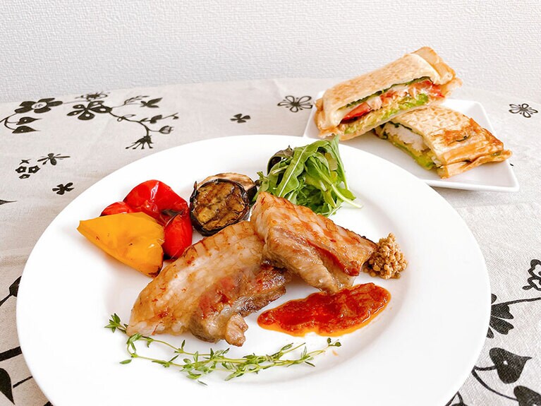 豚肉のグリルは、マスタードやソースも添えて品のあるプレートを目指してみました。