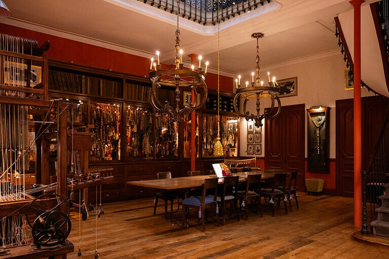 店の奥にある過去の製品の展示コーナー。約1万種類をストック。