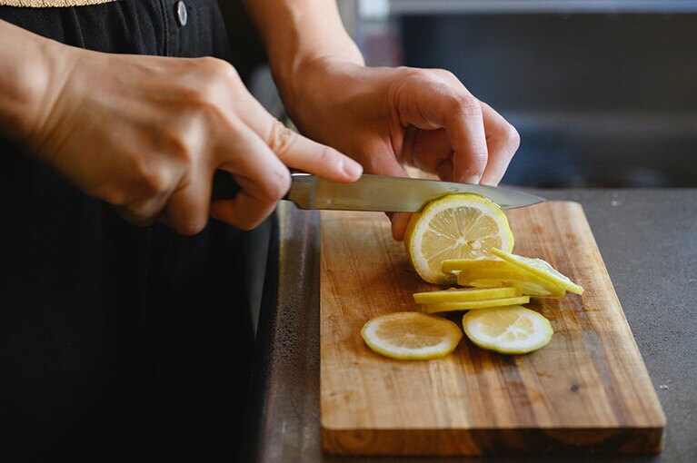 レモンは皮をよく洗ってスライス。気になる人は皮を剥いてもいいですよ。