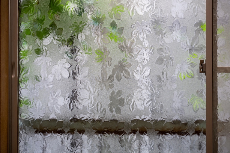 室内で唯一、昭和の風情を留めている模様ガラス。