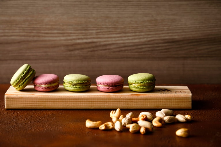 オプション「燻製ナッツマカロン」5個入り（テイクアウト）。アフタヌーンティー利用者限定1,500円（税込）。前日17時までに要予約。