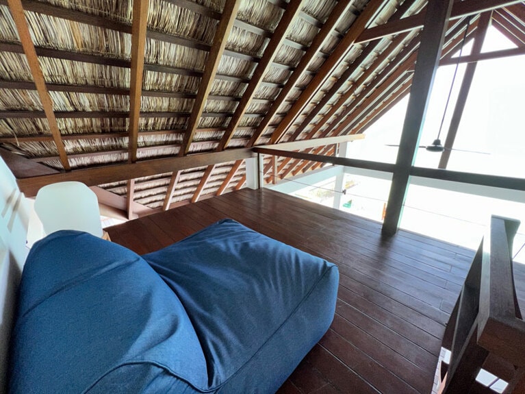 ベランダにはロフトがあって、デイベッドに横になりながら海を眺めることもできる。