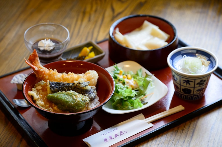 オーダーしたのは、ミニ天丼セット（1,300円）。