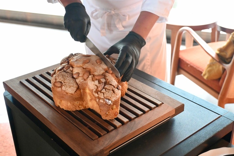 目の前で出来立てをカットしてくれます。