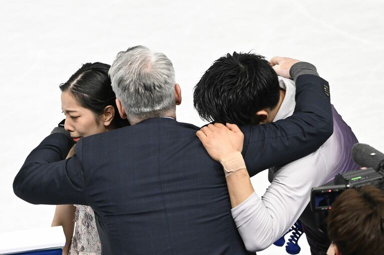 涙を堪えるりくりゅう（三浦璃来、木原龍一）©文藝春秋