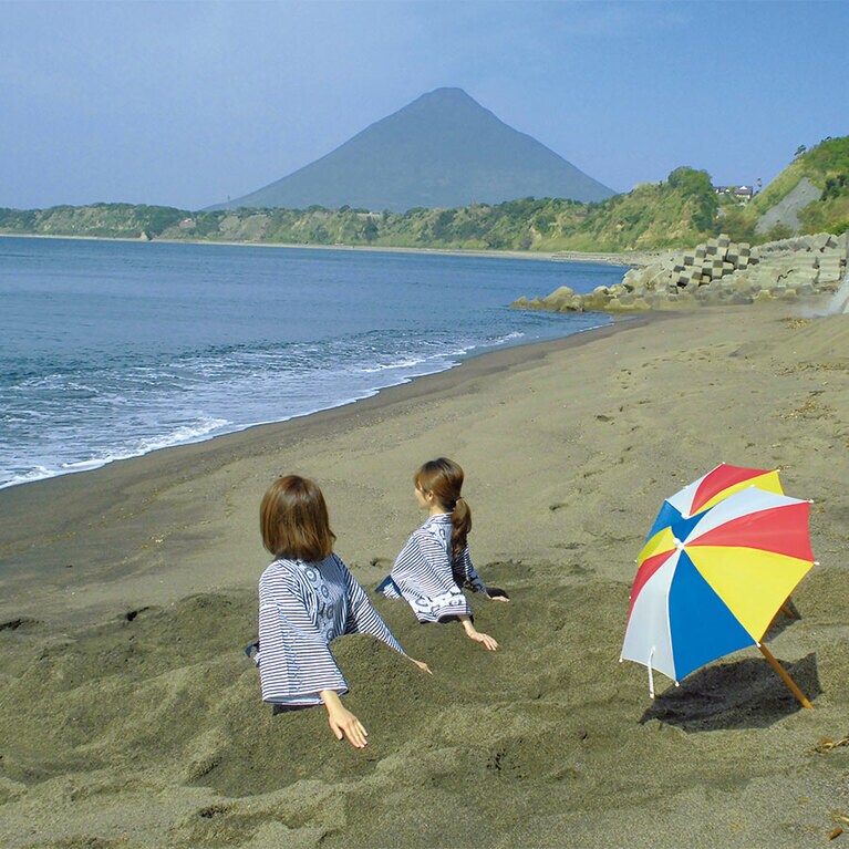 #あったかい砂に埋もれたい／地熱で温められた砂の中に体を横たえる天然砂むし温泉は、日本では唯一鹿児島県のみ。砂の重みで体が圧迫されることで血液の循環が良くなり、さらに砂に含まれる塩分の保温性効果もあって、じんわりと深部体温（体の内部の温度）を上げてくれる。上がった後もしばらくは体がポカポカ。