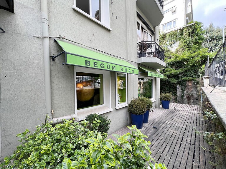 ショップの窓にはシンボルカラーのグリーンの日除けが付けられている。