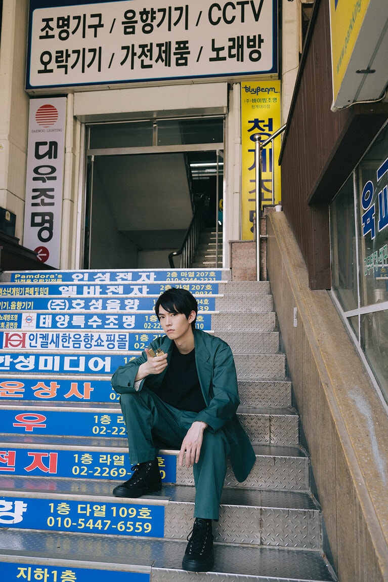 クムガプラザ（世運清渓商店街）の入口。和田さんが手にしているのは、サプライズプレゼントのジッポ―。