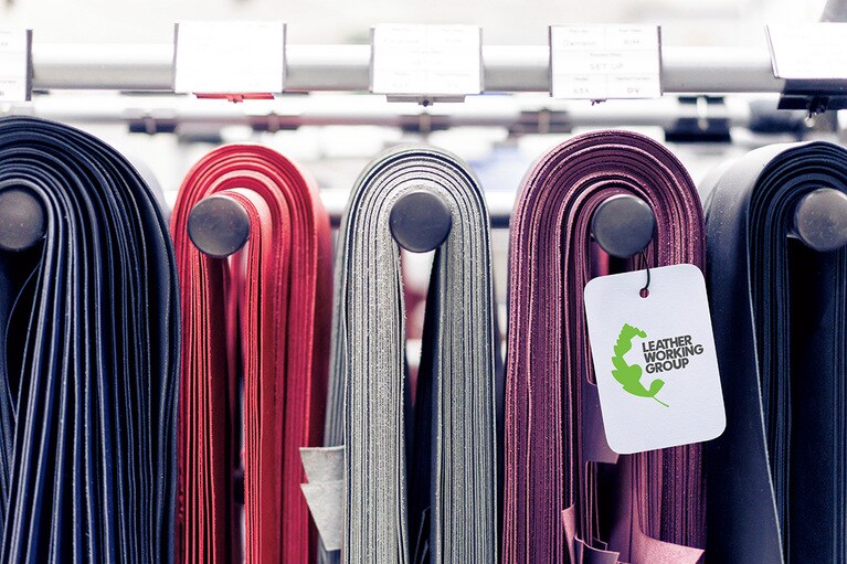 シートに欠かせない革は最高クラス。SUV「ベンテイガ」1台に約14頭分の牛のレザーが必要。環境を考えた取り組みも行っている。