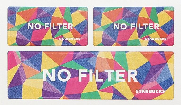 スターバックスのダイバーシティ＆インクルージョンのテーマ、「NO FILTER」のステッカーも付いてくる。一人ひとりが自分らしくいられることへの願いを込めて。