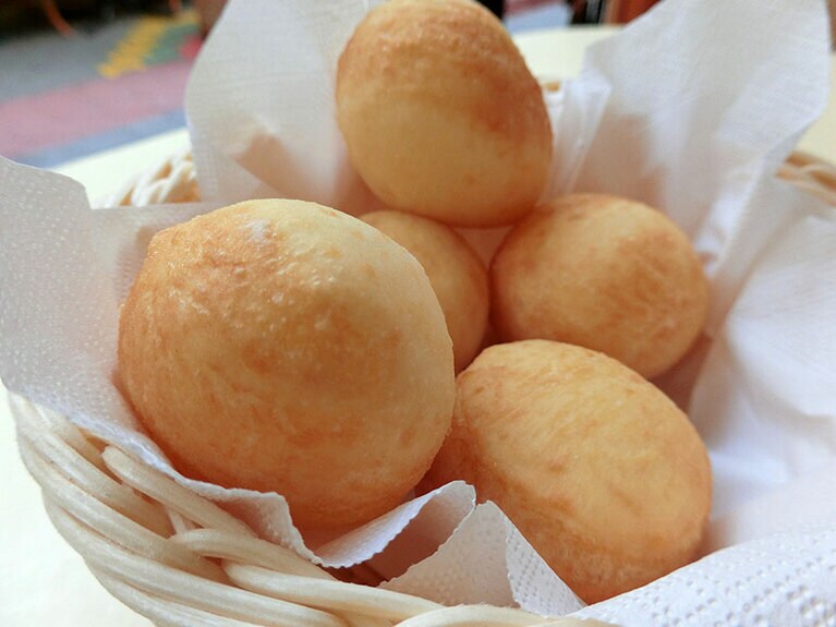 主食はパンやお米。「バウルサク」はふんわりとした揚げパン。