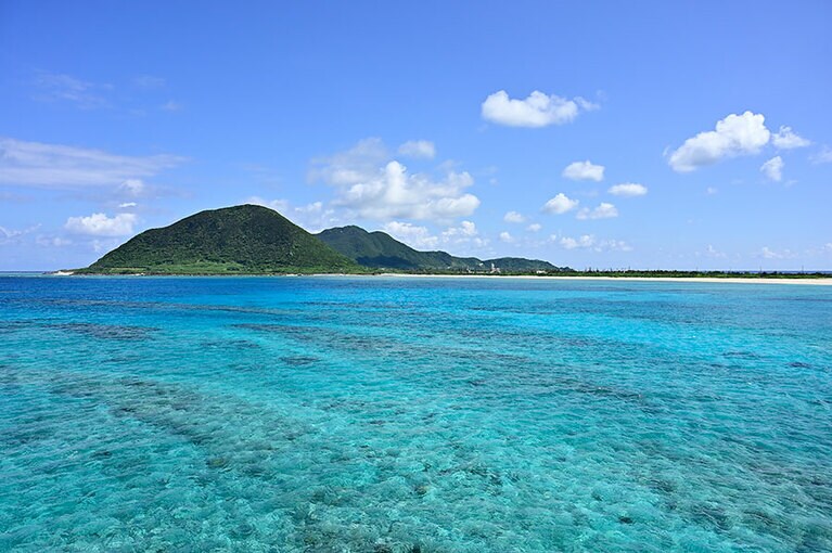 伊平屋島の南端・米崎海岸から眺める青い海と阿波岳。