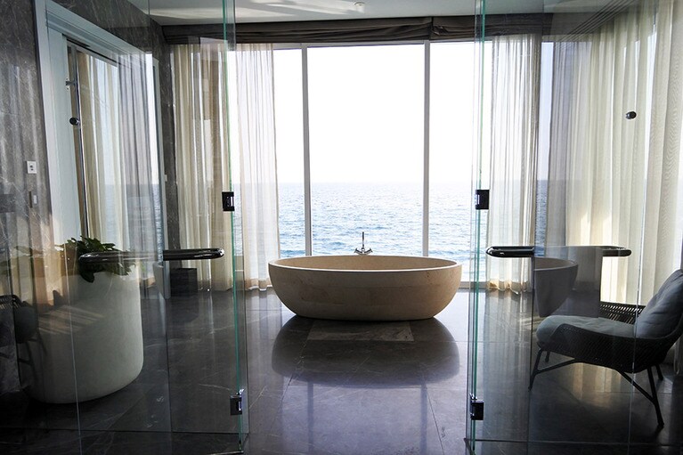 水平線を眺め、開放感抜群のバスルーム。
