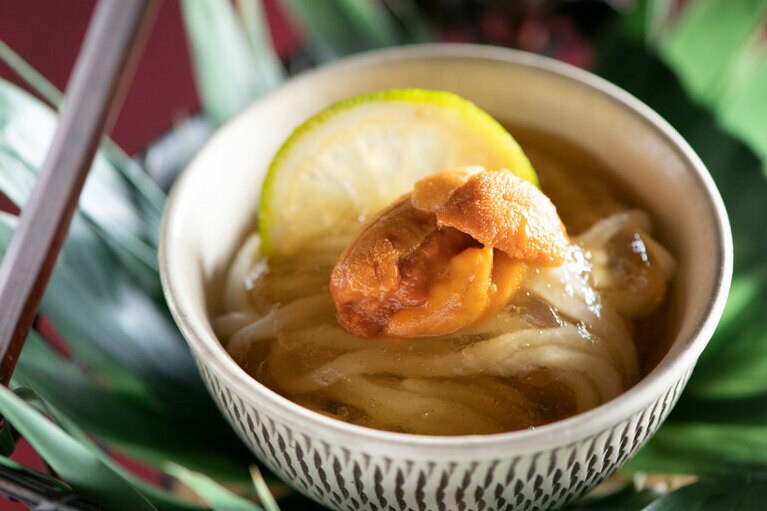 かぼす麺のつるりとした食感と、爽やかな風味が印象的な「先付け」。