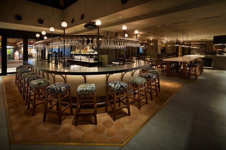 「PIZZERIA ＆BAR NOHGA」にはカウンター席も。おひとり様でもくつろぎながら “スパニッシュイタリアン” をテーマにした料理を味わえます。