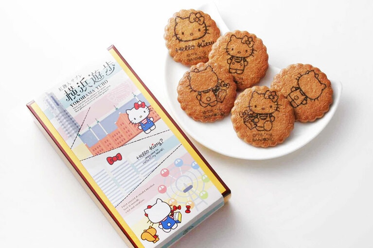右：横浜フランス菓子 プチ・フルール「横浜遊歩(紅麹入りサブレ)ハローキティバージョン」10枚入1,080円。