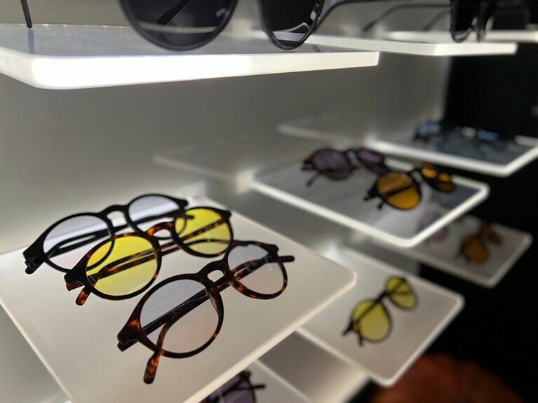 日差しの強いイスタンブールの必需品、サングラスはイタリア製。色も形もスタイリッシュだ。