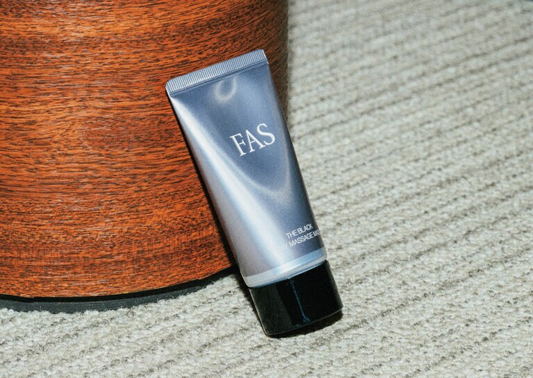 発酵美容ブームを牽引するFASから、マッサージマスクが登場。朝、洗顔と化粧水の後、たっぷりの量を顔になじませ1分間マッサージ。美容成分をチャージし、一日中肌を守る。FAS ザ ブラック デイ マッサージ マスク 50g 10,010円／シロク