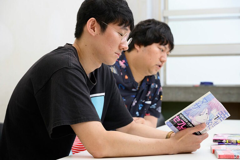 インタビューに答えてくれた、ロングコートダディのおふたり。