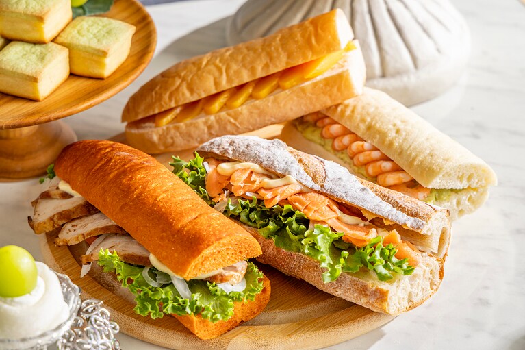 ワゴンサービスのアソートサンドイッチは、「バゲットサンド」「桃パン」など全4種類。