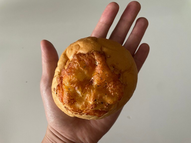 ちょうどいいサイズ感で、上にはほんのりチーズがトッピングされています。中には、見た目以上にたっぷりとツナフィリングが包み込まれています。