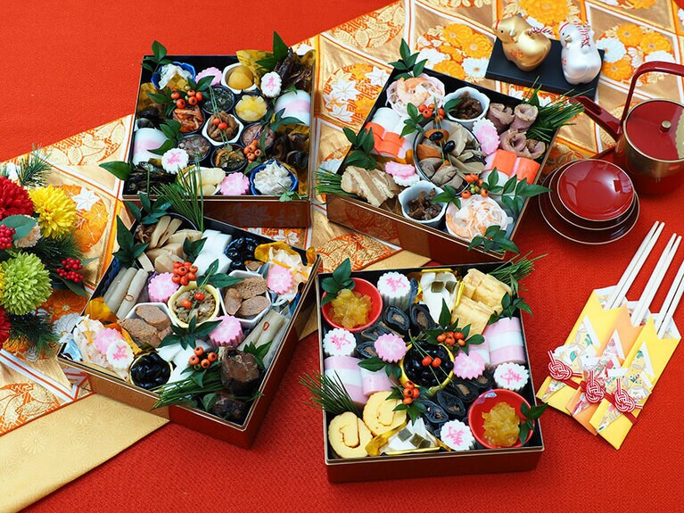 全38種類を盛り付けた豪華四段重でさえ3800円(税別)。