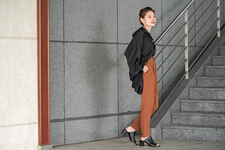 前のボタンを開けて着てもOK、インにしてもOK！