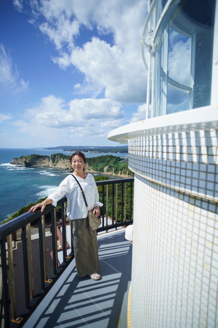断崖絶壁に建つ灯台は周囲に遮るものがなく、展望台より見下ろすと海しか見えない。村山さんの口からは思わず悲鳴が。