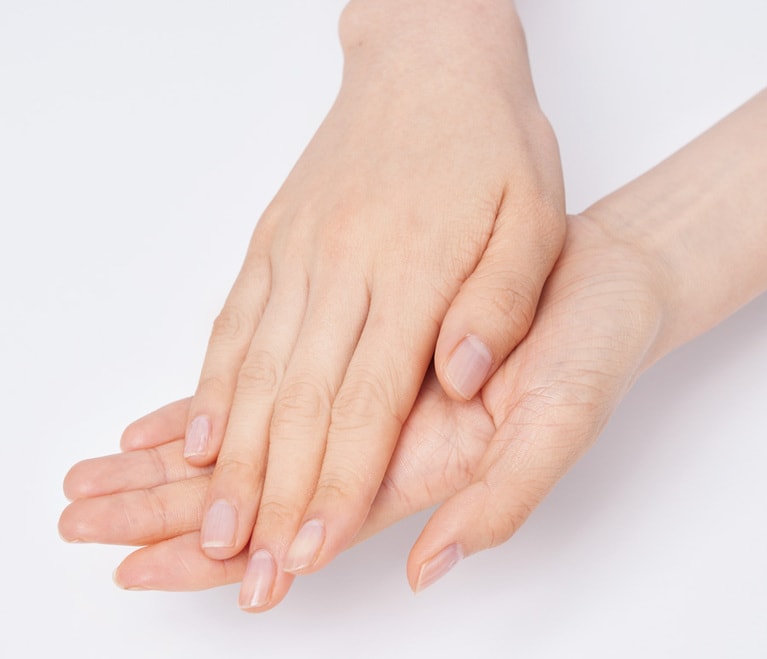 500円玉大を目安にたっぷりの量を手全体に広げる。