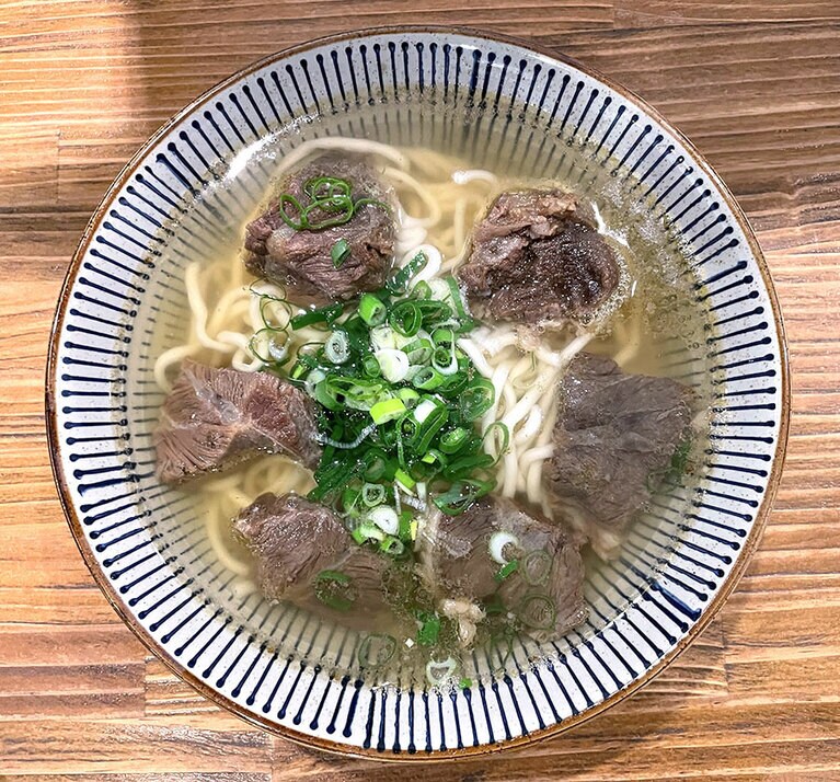 「清燉牛肉麵（あっさり仕立て牛肉スープ）」。しっかりと牛の旨みが凝縮された、深い味わいのスープに仕上がっています。