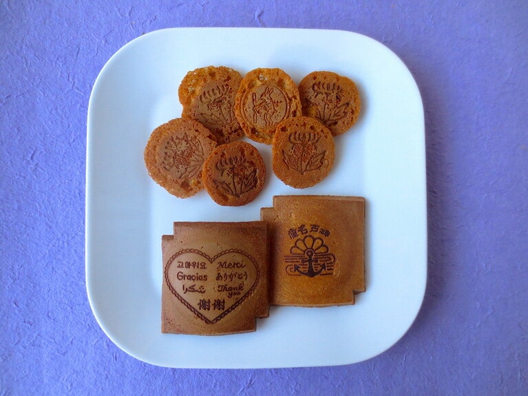 上は瓦せんべいと同じ生地を豆せんべいの鉄板で焼いたもの。サクサク、軽い食感になる。