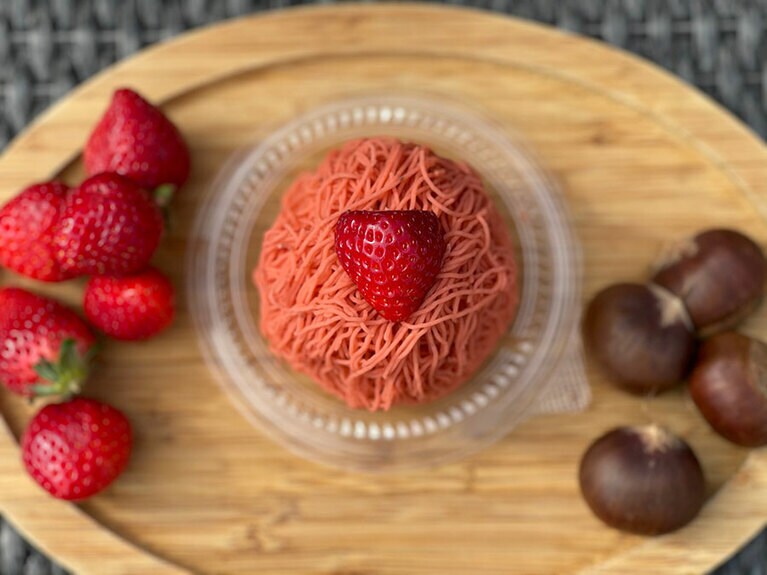 正統派モンブランとフレッシュないちごの贅沢なコラボレーション。