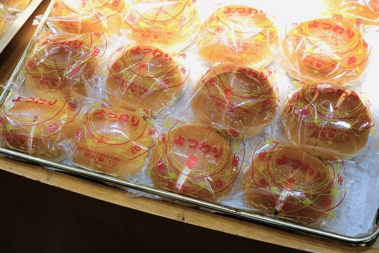 震災後、一度も休むことなく店に並ぶ「よつわりパン」。