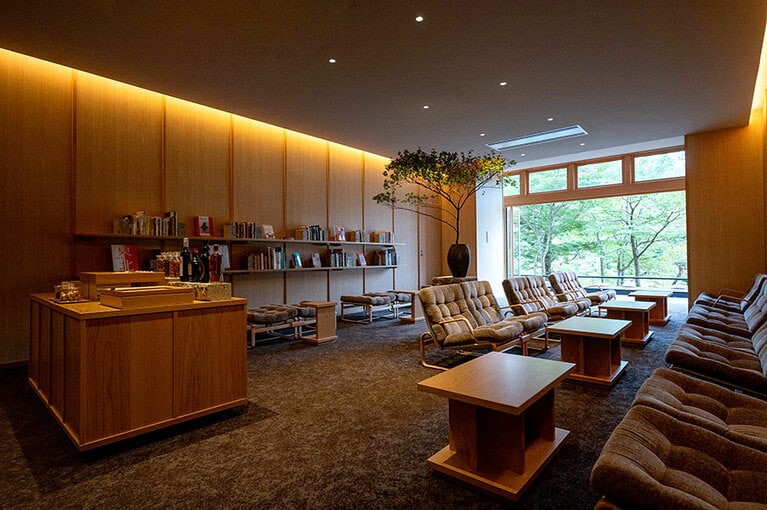 トラベルライブラリーとラウンジの機能をあわせ持つ「せせらきラウンジ」。