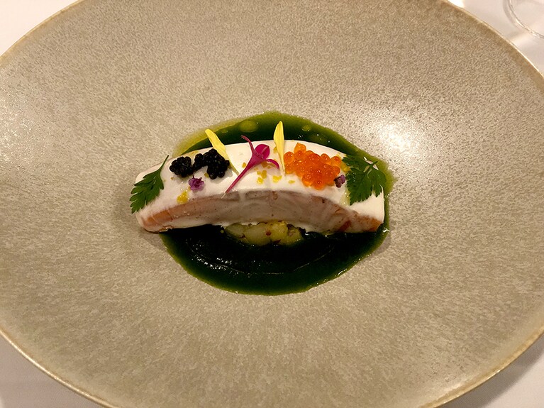 フランス料理 「ダイニングルーム」では帝国ホテルの伝統的なフランス料理を。