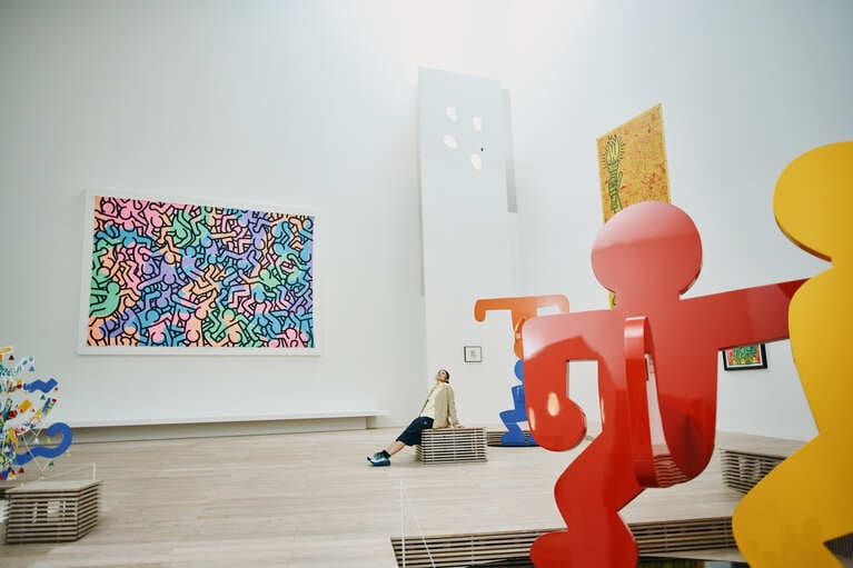 自然もアートも満喫する贅沢な春旅へ出かけよう。All Keith Haring Artwork ©Keith Haring Foundation、Courtesy of Nakamura Keith Haring Collection
