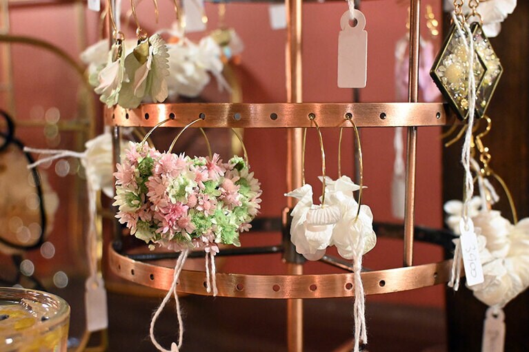 繊細なプリザーブドフラワーのピアス。