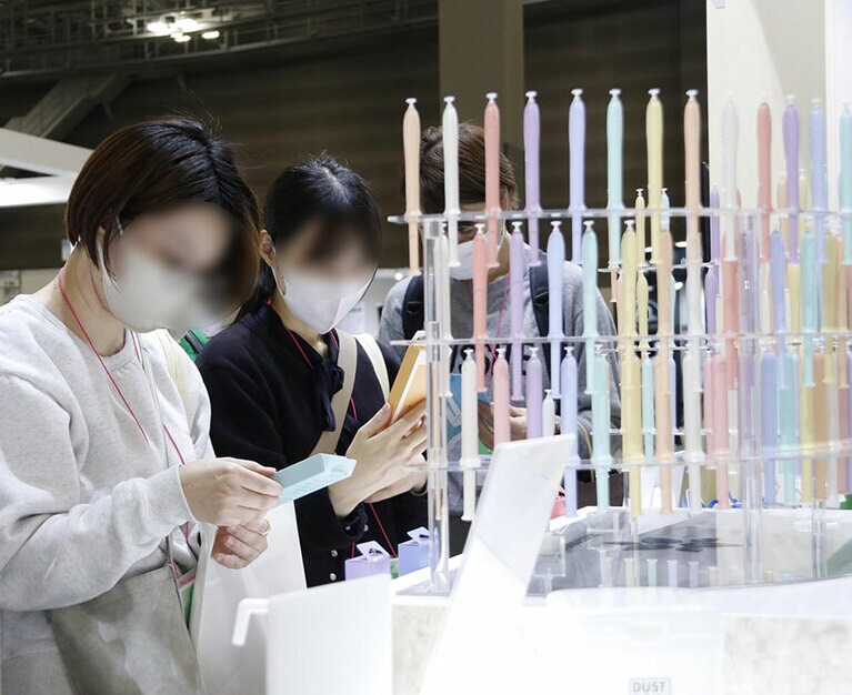 商品はその場で購入も可能。