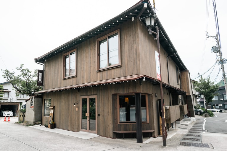 築100年の元旅館をリノベーションしたデザインホテル「モン」。
