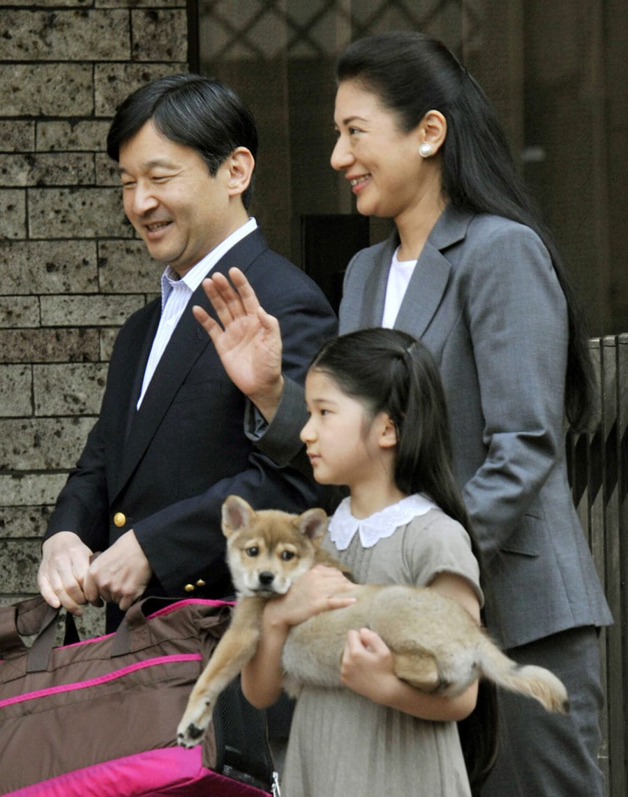 2009年5月2日、愛犬「ゆり」を抱く7歳の愛子さま。ご一家で宮内庁御料牧場に向かう（その後、「ゆり」は漢字の「由莉」に）　©時事